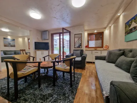 Rent, two bedroom apartment, 72m², Budva, Crna Gora - image 1