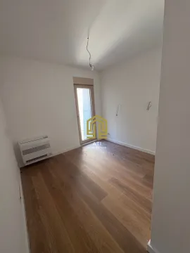Prazna soba sa drvenim podom, klima-uređajem i balkonskim vratima. - image 4
