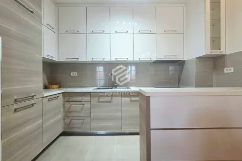Moderna kuhinja sa bijelim i drvenim elementima. - image 3