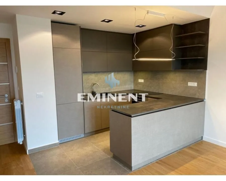 Izdavanje, trosoban stan, 88m², Savski Venac, Beograd