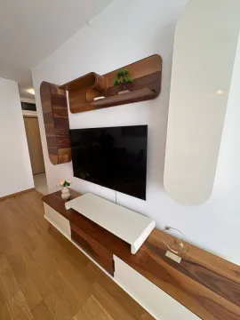 Dnevna soba sa TV policom i modernim namještajem. - image 11