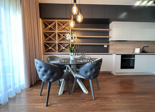 Izdavanje, dvosoban stan, 80m², Master Kvart, Podgorica