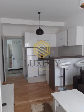 Moderna kuhinja povezana sa dnevnim boravkom. - image 3