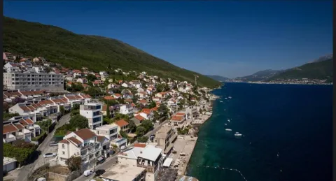Pogled sa visine na obalu mora i naselje u podnožju brda. - image 10
