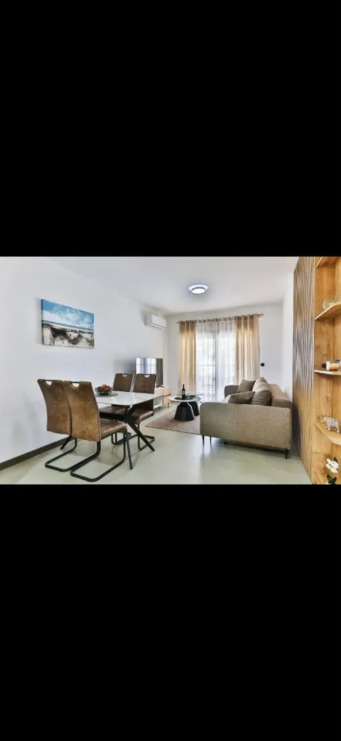 Dnevni boravak sa trpezarijom i garniturom za sjedenje.