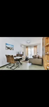 Dnevni boravak sa trpezarijom i garniturom za sjedenje. - image 9