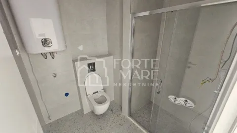 Novoopremljeno kupatilo sa tuš kabinom i ugradnim vodokotlićem. - image 10