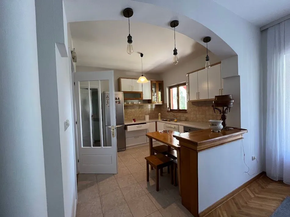 Izdavanje, kuća, 200m², Tološi, Podgorica