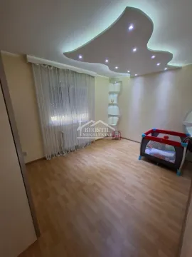 Dečja soba sa laminatom i spuštenim plafonom sa rasvetom. - image 14