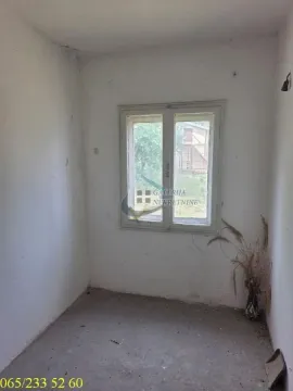 Prazna prostorija u kući sa belim zidovima i jednim prozorom. - image 7