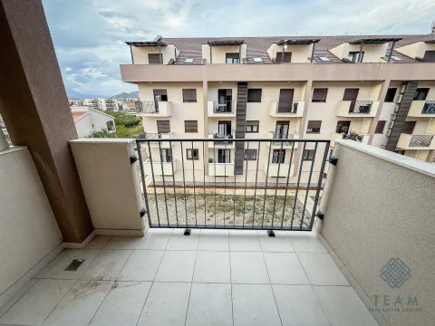 Pogled sa balkona na susjednu stambenu zgradu i okolinu. - image 2