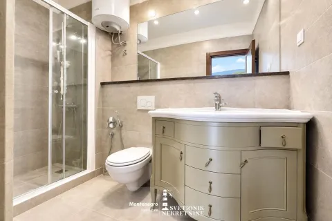 Moderne kupatilo sa tuš kabinom, umivaonikom i wc šoljom. - image 14
