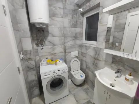 Moderno opremljeno kupatilo sa tuš kabinom, umivaonikom i veš mašinom. - image 9