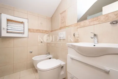 Kupatilo opremljeno umivaonikom, šoljom, bideom i ugradnim elementima. - image 9