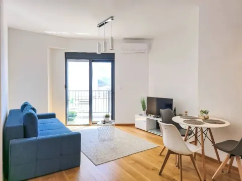 Dnevna soba sa garniturom, TV-om i trpezarijskim stolom, sa izlazom na terasu. - image 6