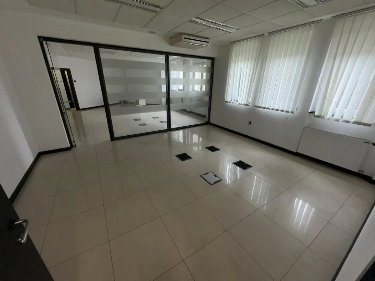 Izdavanje, poslovni prostor, 300m², Cvetkova Pijaca, Zvezdara Sve Podlokacije