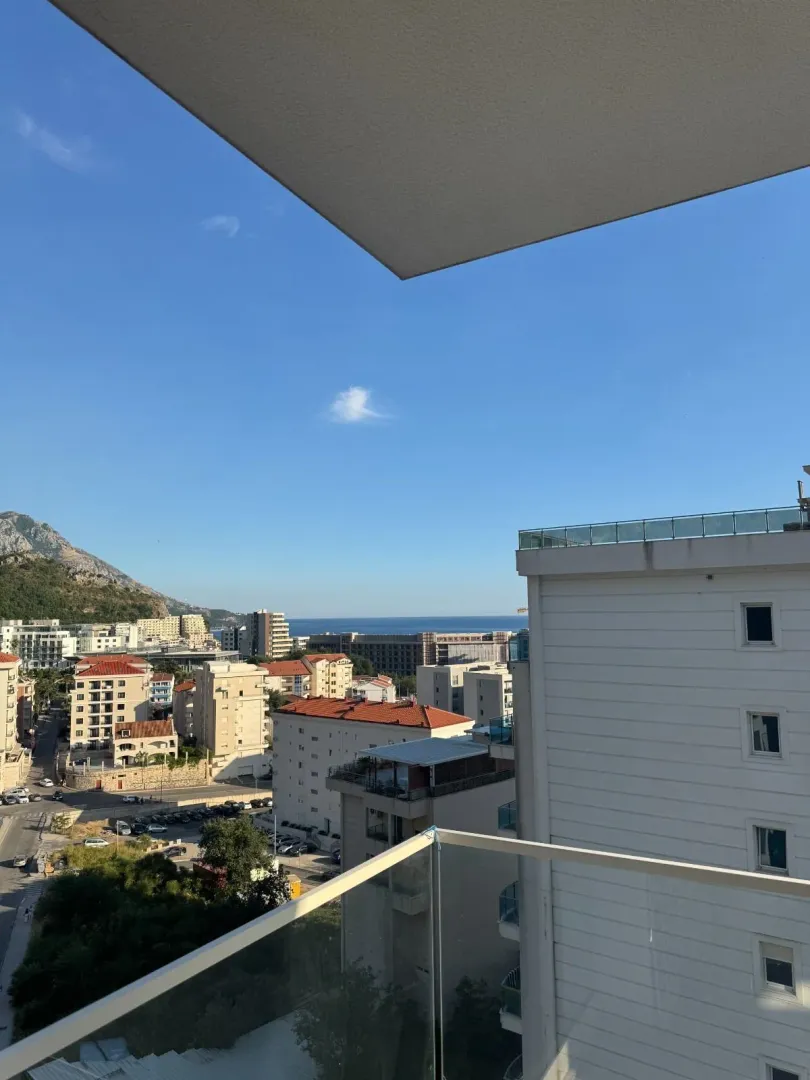 Izdavanje, dvosoban stan, 74m², Bečići, Budva