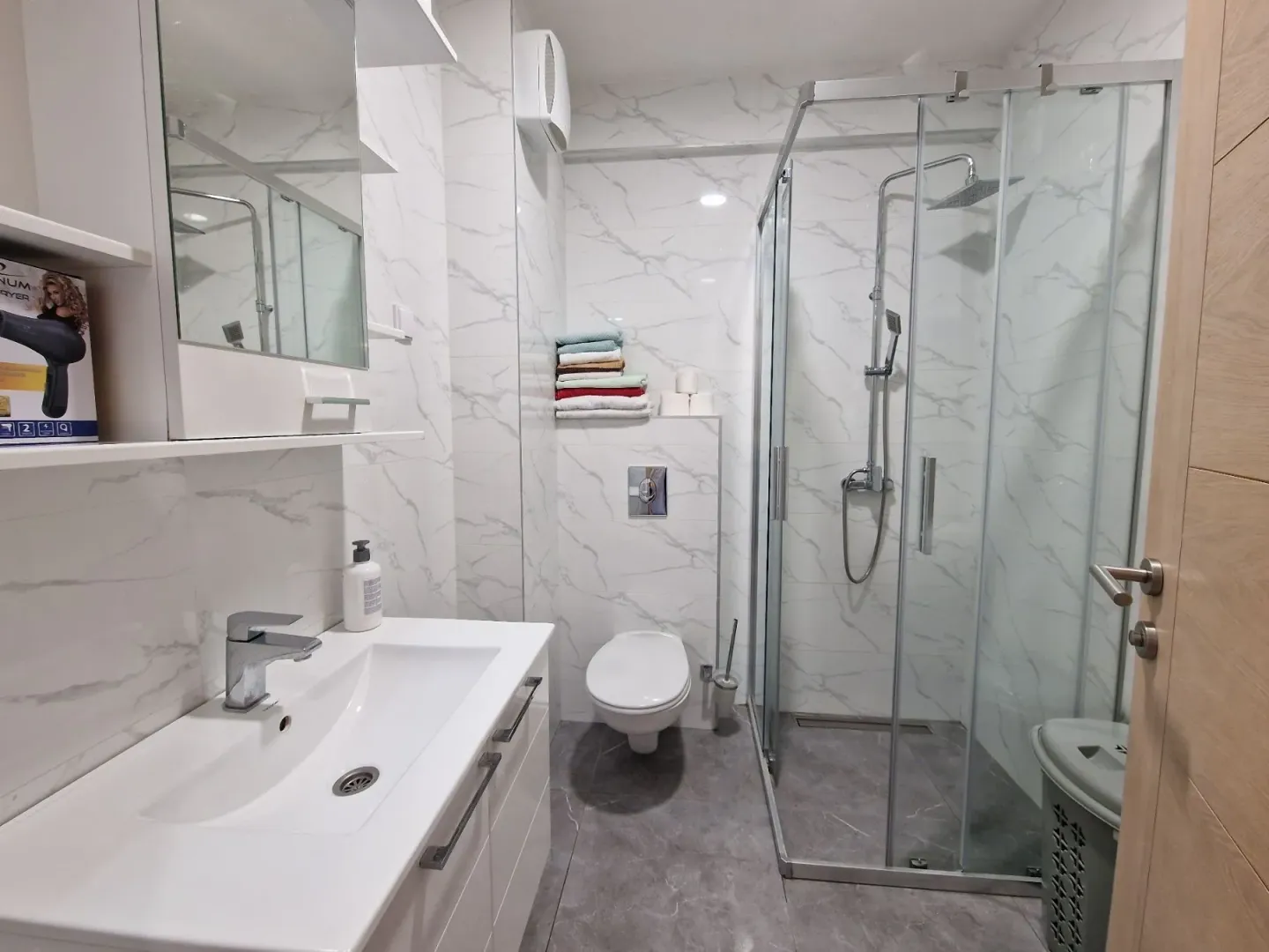 Izdavanje, jednosoban stan, 43m², Bečići, Budva