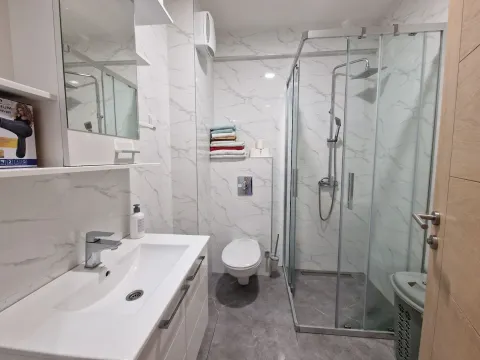 Izdavanje, jednosoban stan, 43m², Bečići, Budva - image 21