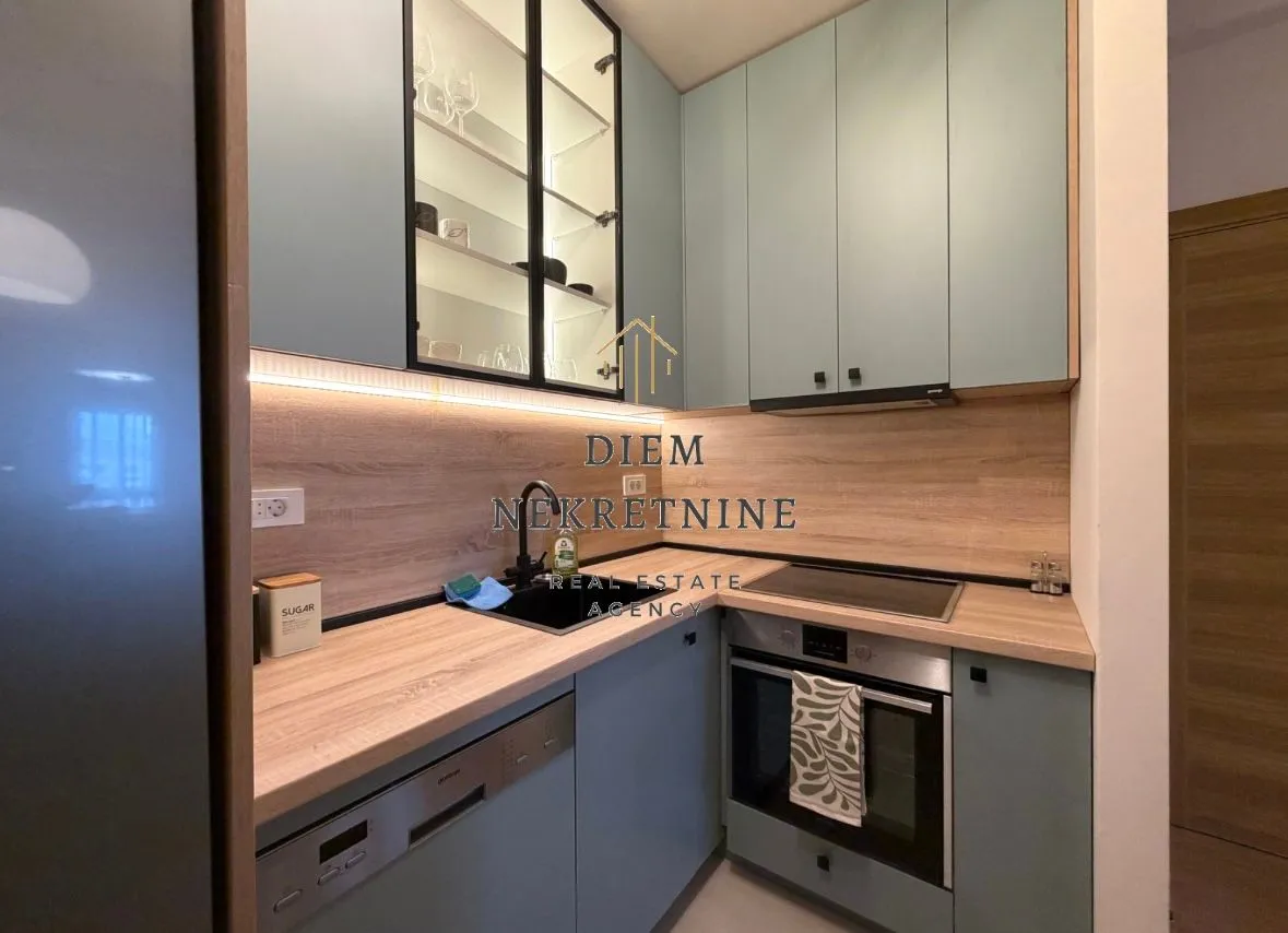 Modern and equipped kitchen with a countertop and built-in appliances.