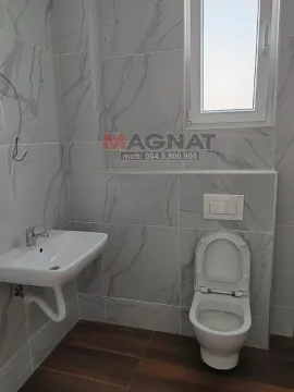 Kupatilo opremljeno umivaonikom, WC šoljom i pločicama sa dezenom mermera. - image 16