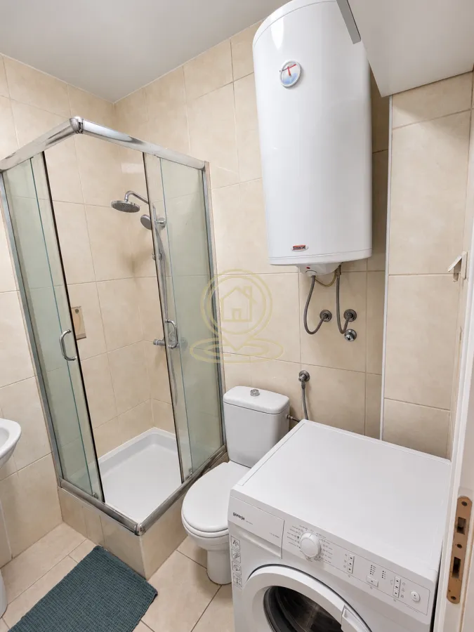 Kupatilo opremljeno tuš kabinom, WC šoljom, bojlerom i veš mašinom.