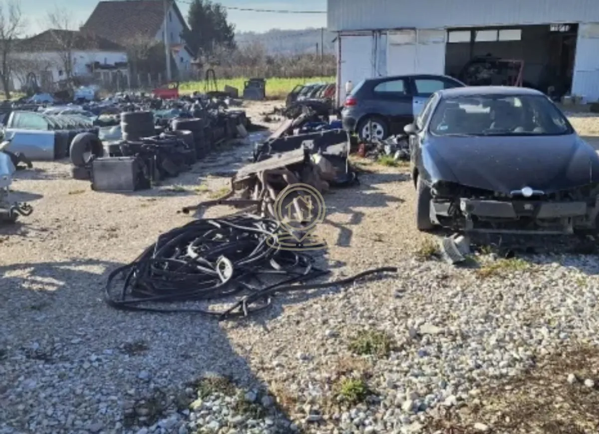 Dvorište sa vozilima i auto-delovima na otvorenom.