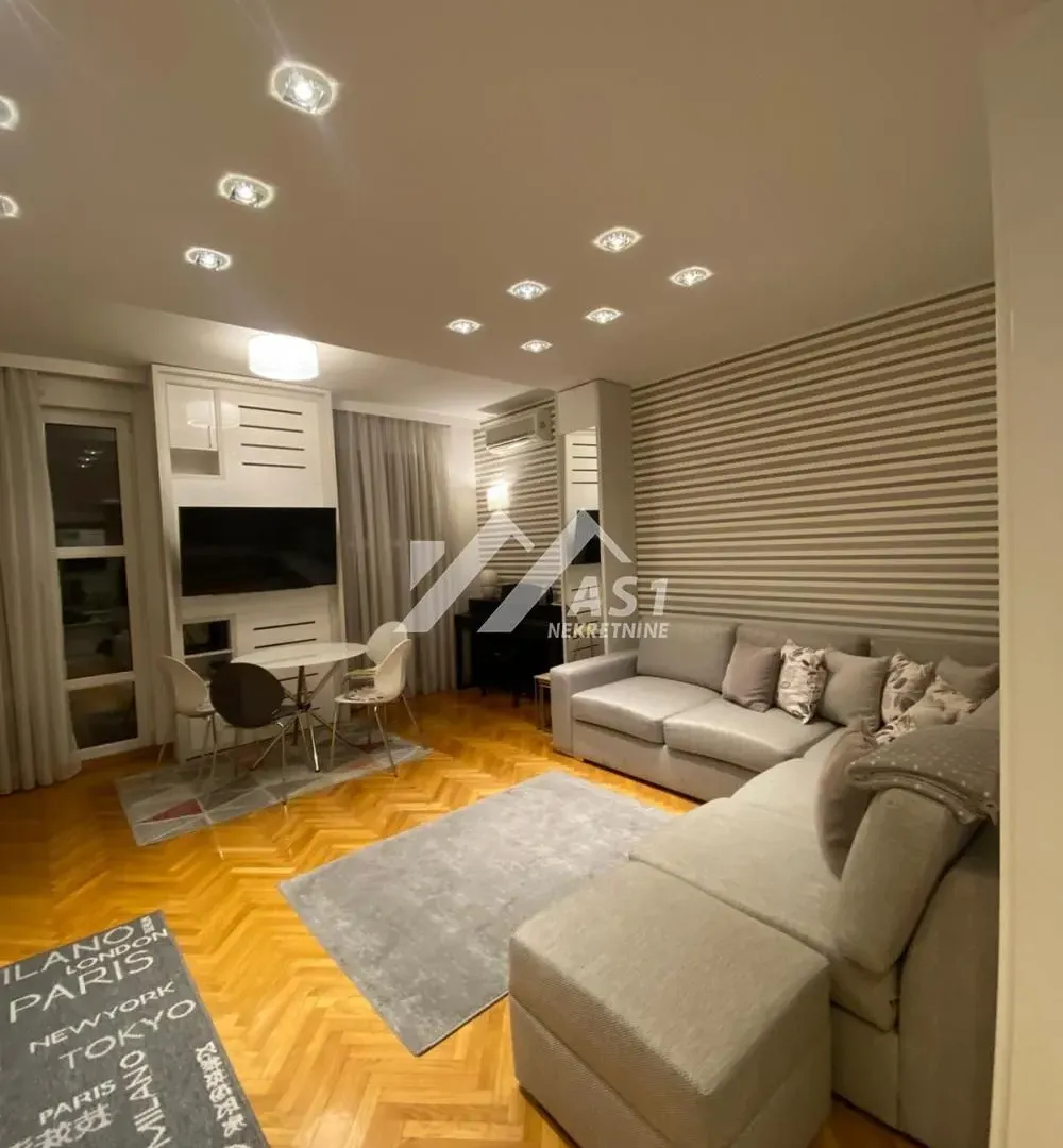 Izdavanje, dvosoban stan, 50m², Centar, Novi Sad