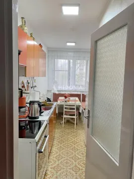 Manja kuhinja sa trpezarijskim delom i elementima narandžaste boje. - image 6