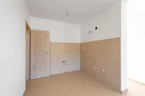 Prazna kuhinja sa pripremljenim instalacijama i keramičkim pločicama na zidu. - image 10
