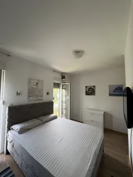 Svijetla spavaća soba sa bračnim krevetom i izlazom na balkon. - image 3