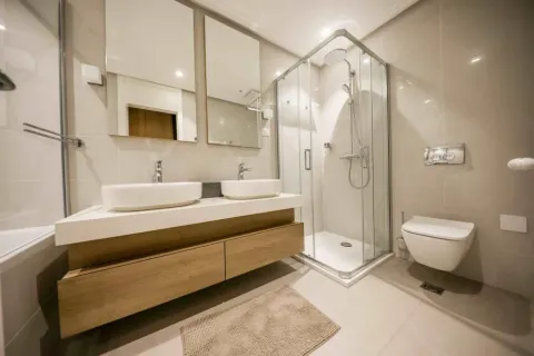 Moderno kupatilo sa duplim umivaonikom, tuš kabinom i ugradnim sanitarijama. - image 3