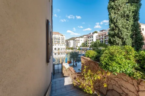 Stepenište koje vodi prema uređenom dvorištu sa pogledom na zgrade i zelene površine. - image 19