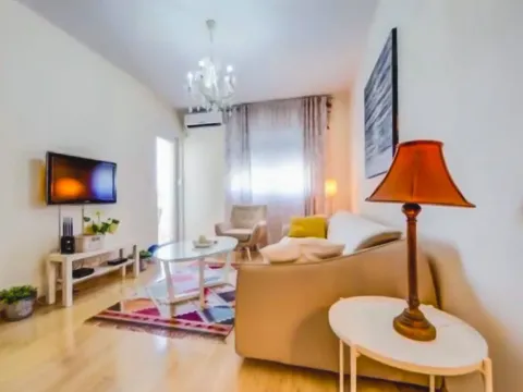 Izdavanje, jednosoban stan, 52m², City Kvart, Podgorica - image 1