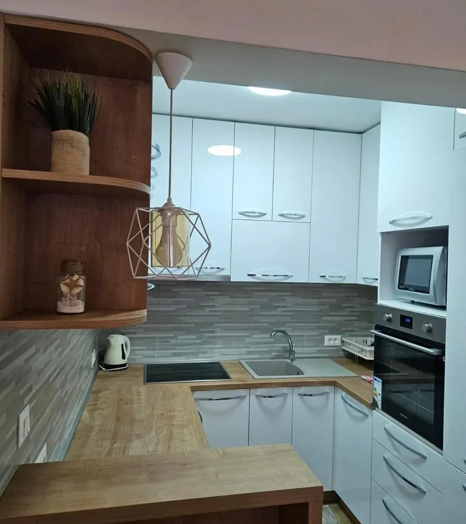 Izdavanje, trosoban stan, 90m², Dubovica, Budva