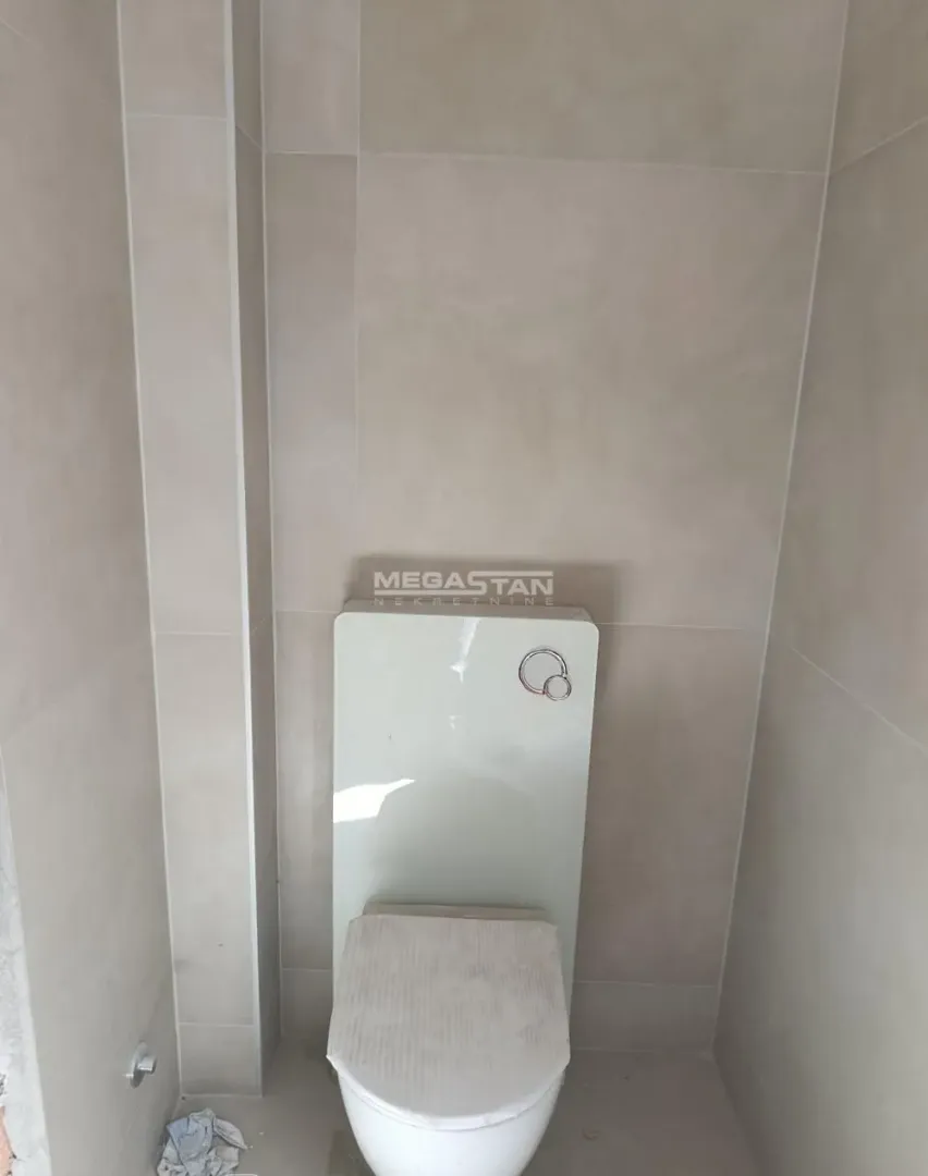 Pogled na moderno opremljeno kupatilo sa sanitarijama.