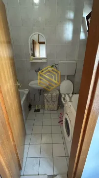 Manje kupatilo sa kadom, umivaonikom i veš mašinom. - image 4