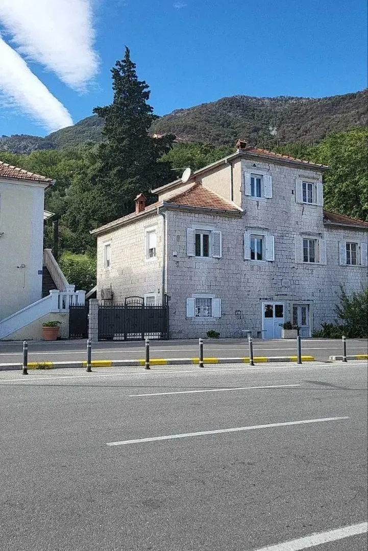 Prodaja, četvorosoban stan, 130m², Kamenari, Herceg Novi