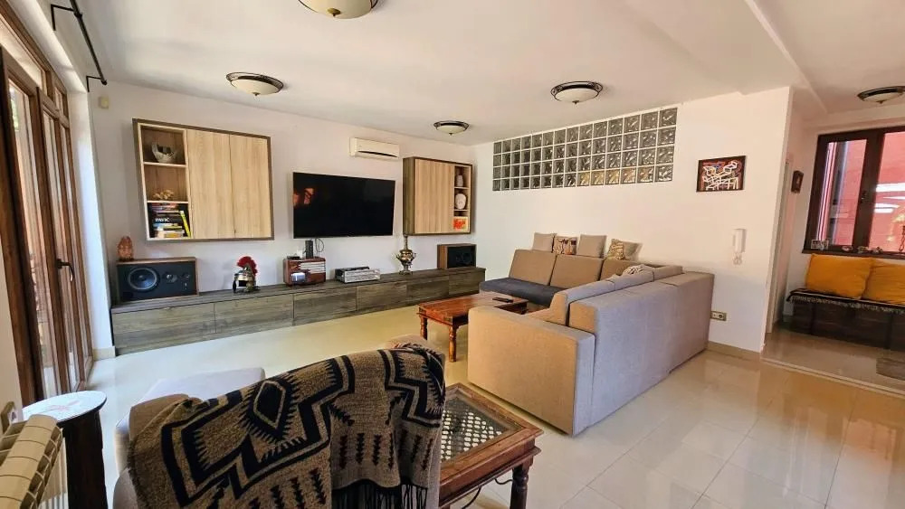 Izdavanje, kuća, 180m², Kalenić Pijaca, Vračar Sve Podlokacije