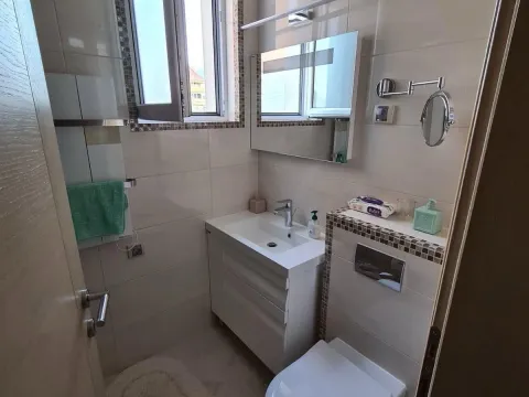 Izdavanje, trosoban stan, 106m², Tivat, Crna Gora - image 24