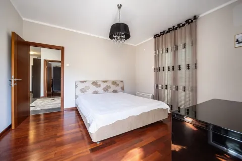 Uređena spavaća soba sa bračnim krevetom i drvenim podom. - image 6