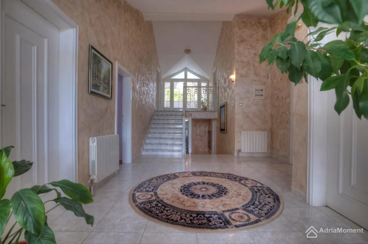 Sale, house, 700m², Tološi, Podgorica