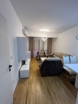 Dnevna soba sa garniturom, TV komodom i trpezarijskim stolom. - image 3