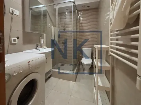 Kupatilo sa tuš kabinom, umivaonikom, WC šoljom i mašinom za veš. - image 10
