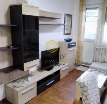 Dnevna soba sa garniturom i TV komodom. - image 7