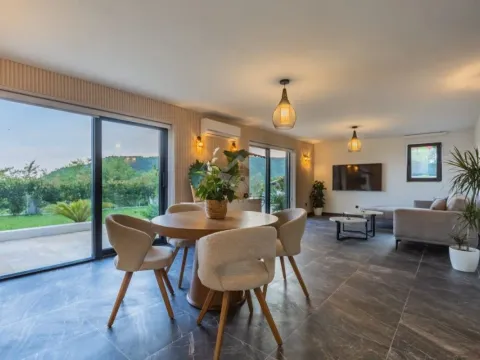 Izdavanje, kuća, 300m², Budva, Crna Gora - image 17