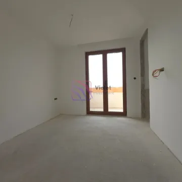 Nenamještena prostorija sa balkonskim vratima u izgradnji. - image 6