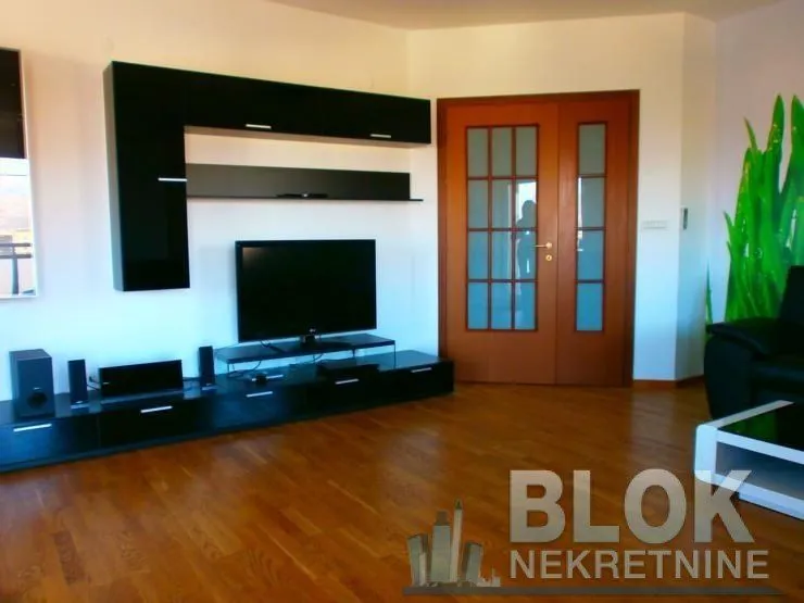 Izdavanje, dvosoban stan, 120m², Podgorica, Crna Gora
