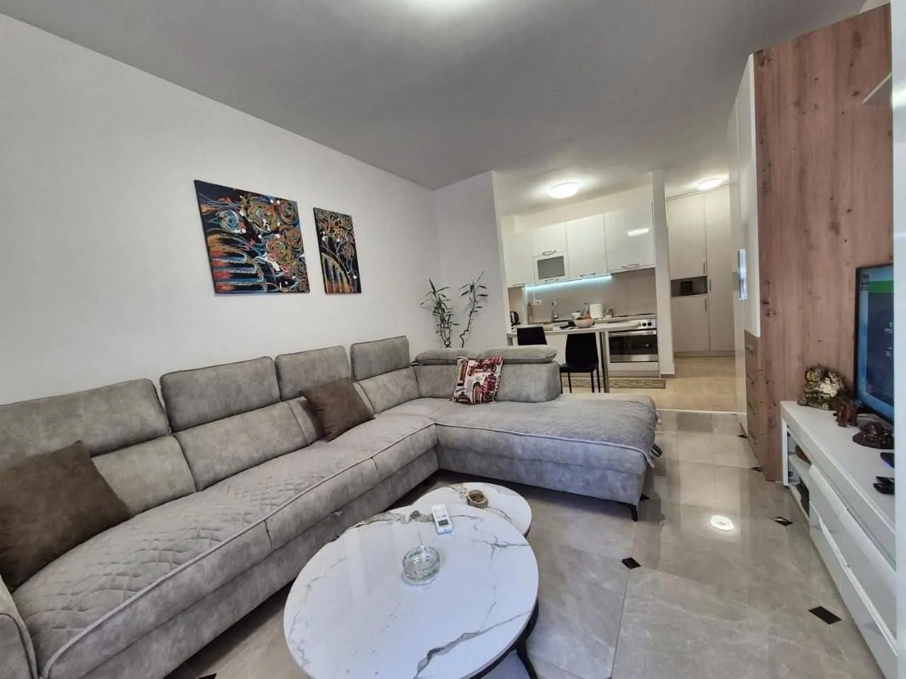 Living room with a sofa and a view towards the kitchen.