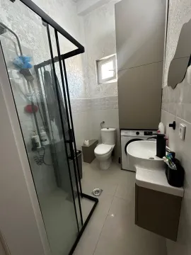 Moderne kupatilo sa tuš kabinom, umivaonikom, veš mašinom i toaletom. - image 14